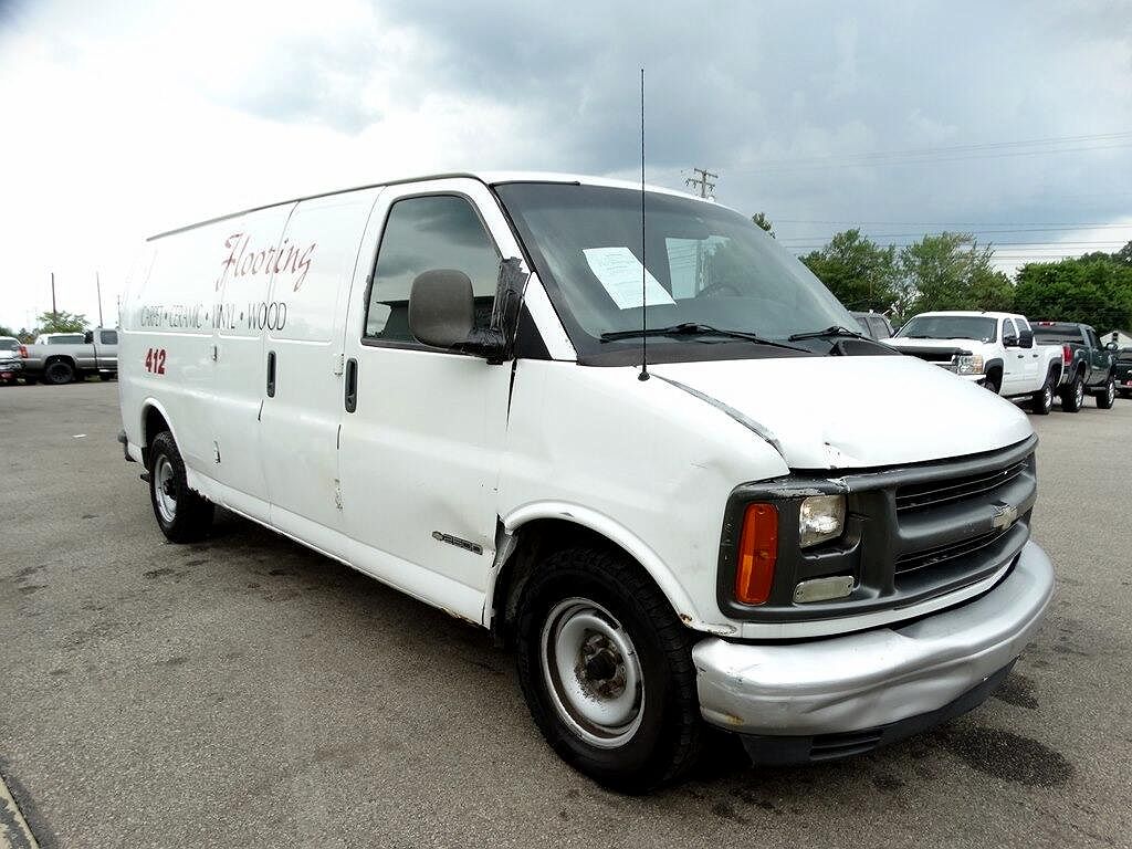 2002 Chevrolet Express 2500 image 3