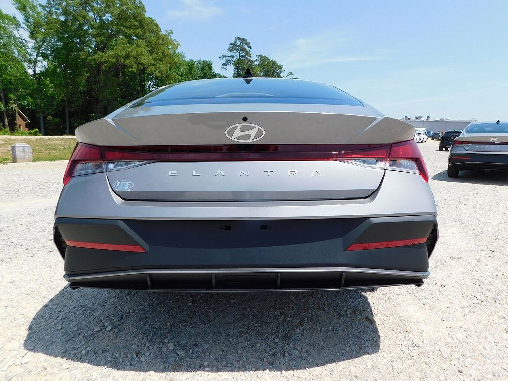 2024 Hyundai Elantra SE image 5