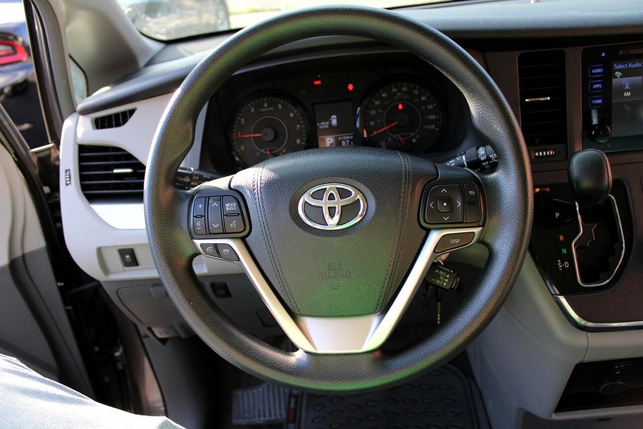 2015 Toyota Sienna LE image 11