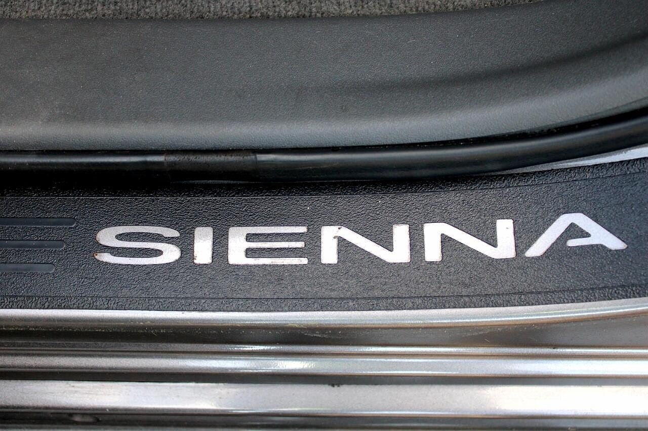 2015 Toyota Sienna LE image 23