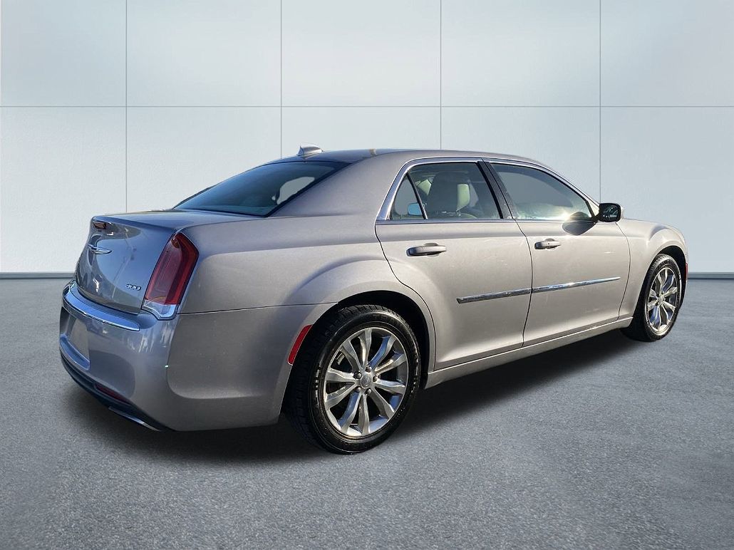 2016 Chrysler 300 Limited Edition image 3