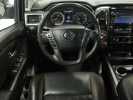 2017 Nissan Titan Platinum Reserve photo 10