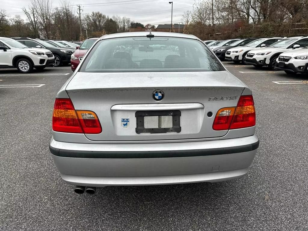 2005 BMW 3 Series 330xi image 2