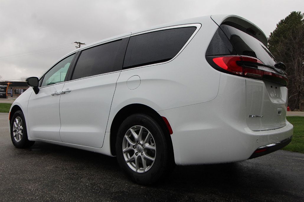 2024 Chrysler Pacifica Touring-L image 5