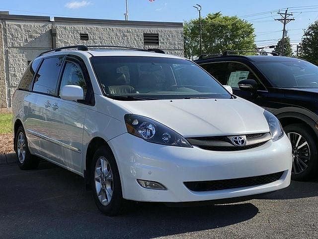 2006 Toyota Sienna XLE Limited image 0