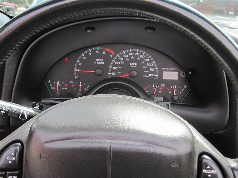 2001 Chevrolet Camaro Base image 10
