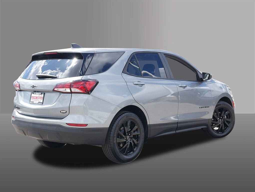 2023 Chevrolet Equinox LS image 2