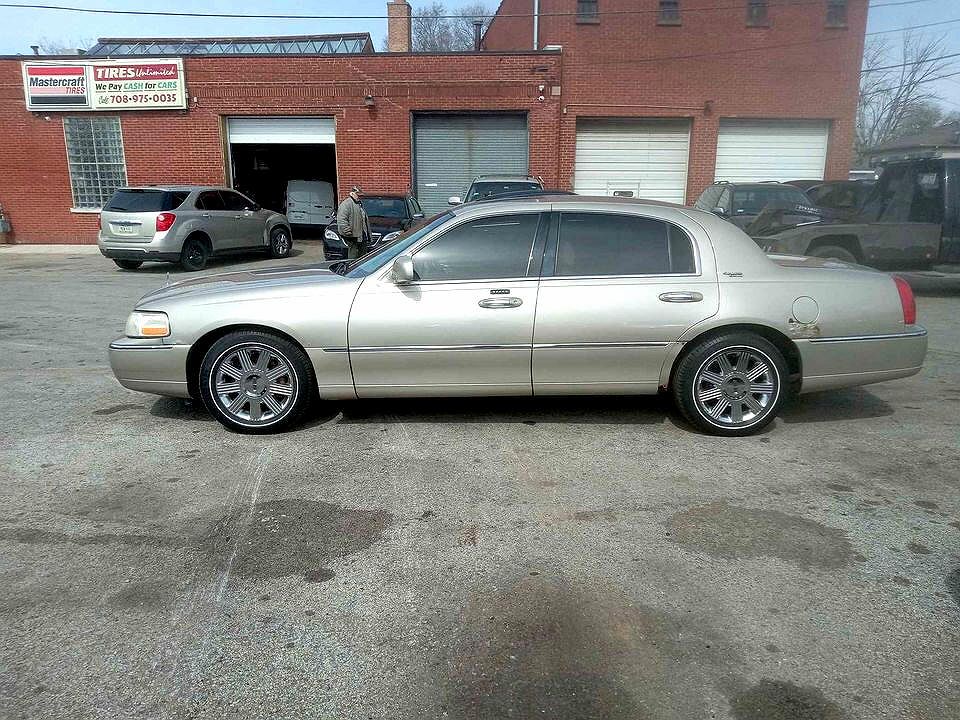 2005 Lincoln Town Car Signature Limited image 1