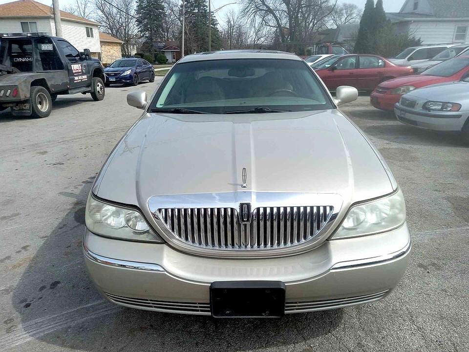 2005 Lincoln Town Car Signature Limited image 2