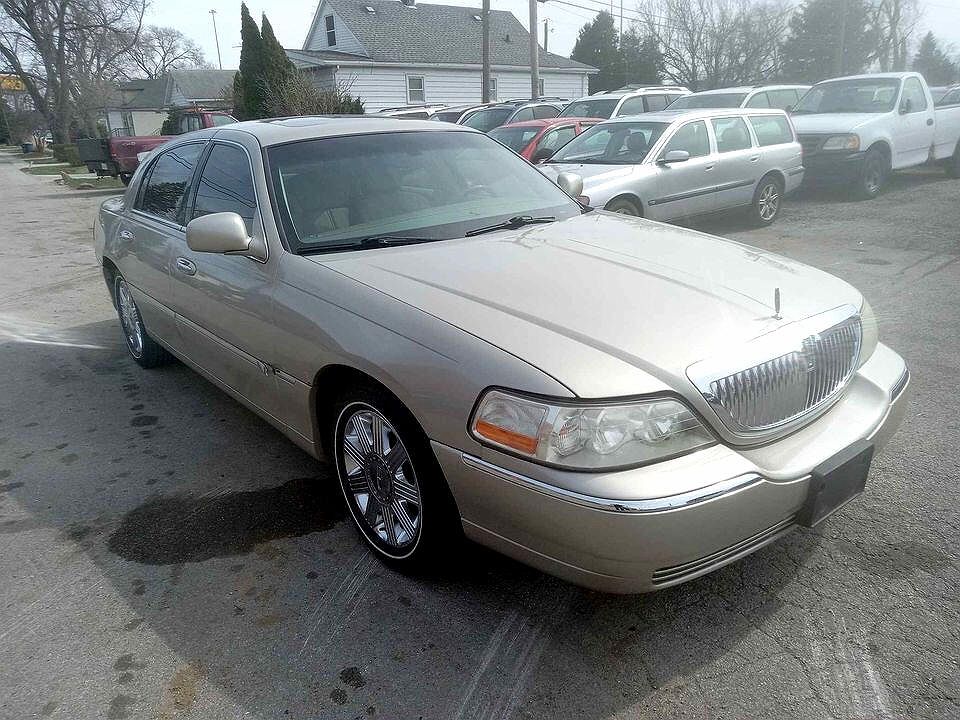 2005 Lincoln Town Car Signature Limited image 3