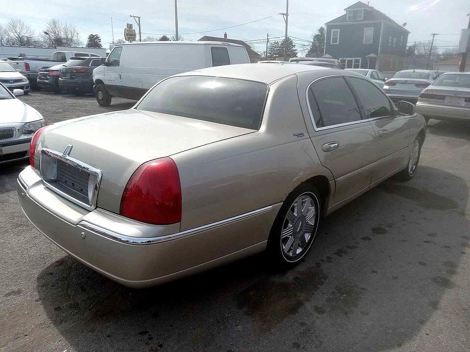2005 Lincoln Town Car Signature Limited image 5