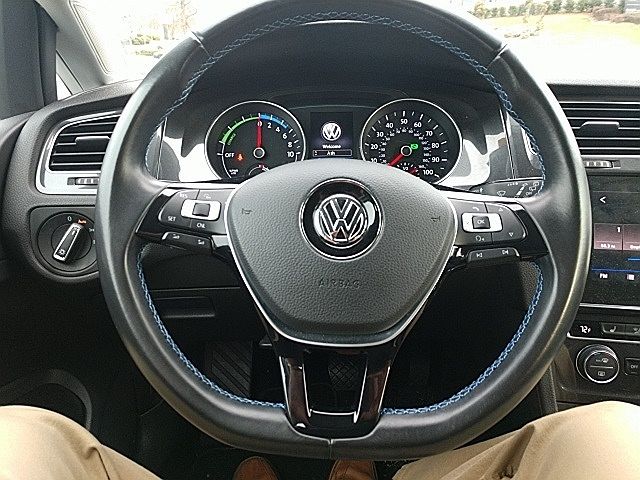 2017 Volkswagen e-Golf SE image 22