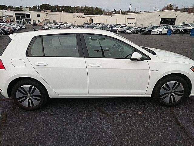 2017 Volkswagen e-Golf SE image 8