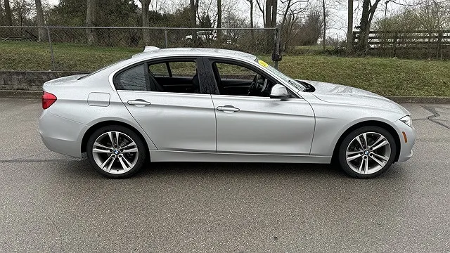2018 BMW 3 Series 330i xDrive image 3