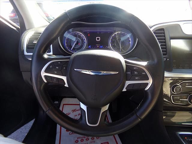 2015 Chrysler 300 null image 10