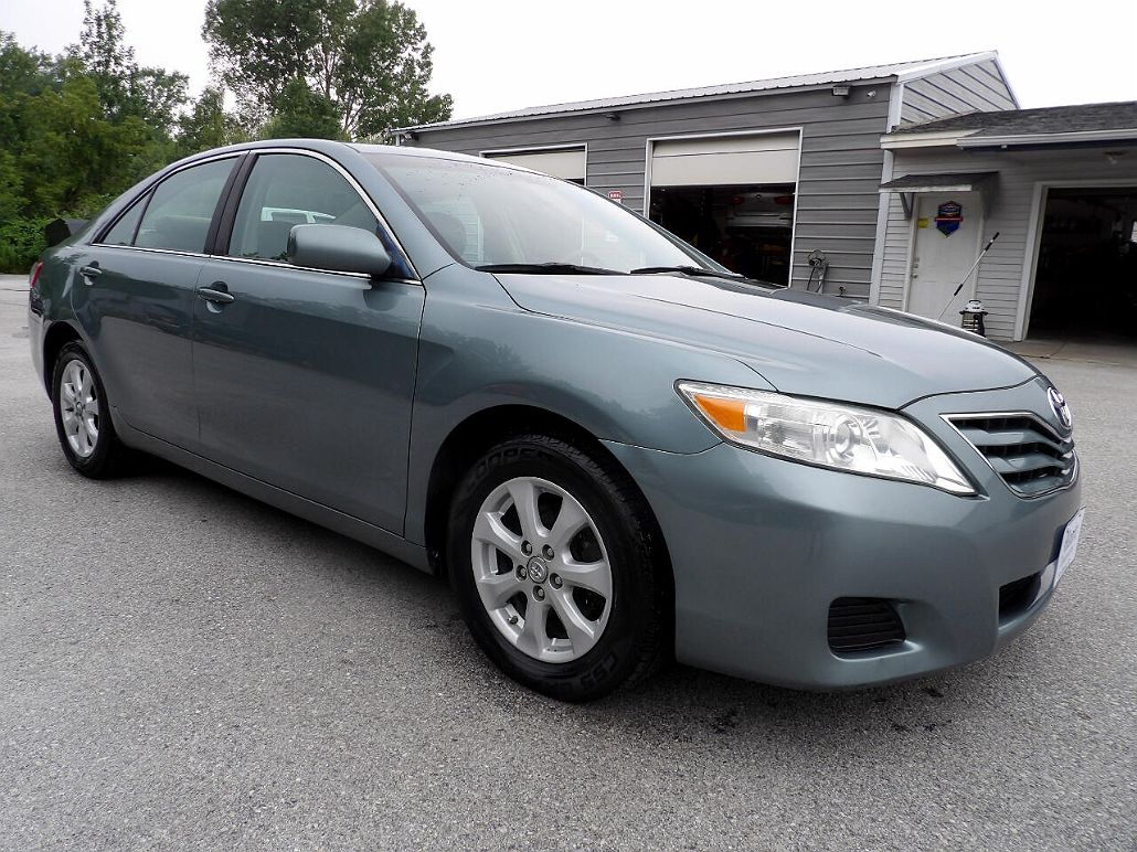 2011 Toyota Camry LE image 3