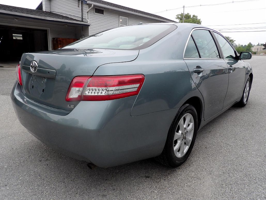 2011 Toyota Camry LE image 5