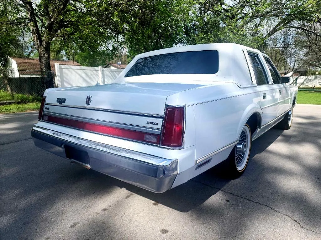 1988 Lincoln Town Car null image 9