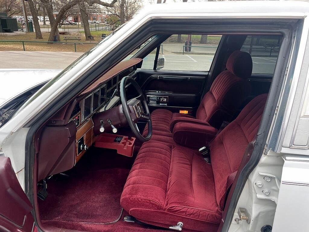 1988 Lincoln Town Car null image 16