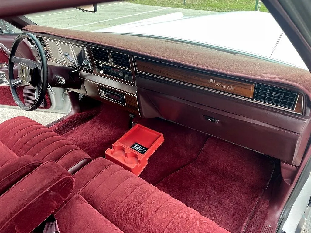 1988 Lincoln Town Car null image 28