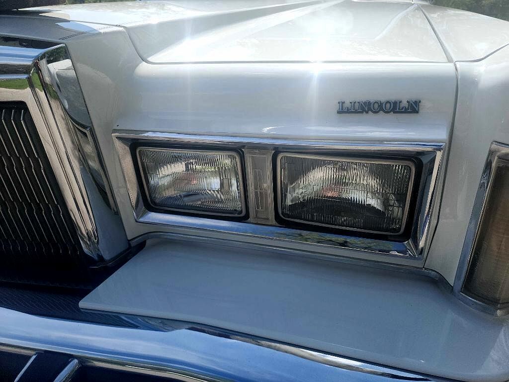 1988 Lincoln Town Car null image 4
