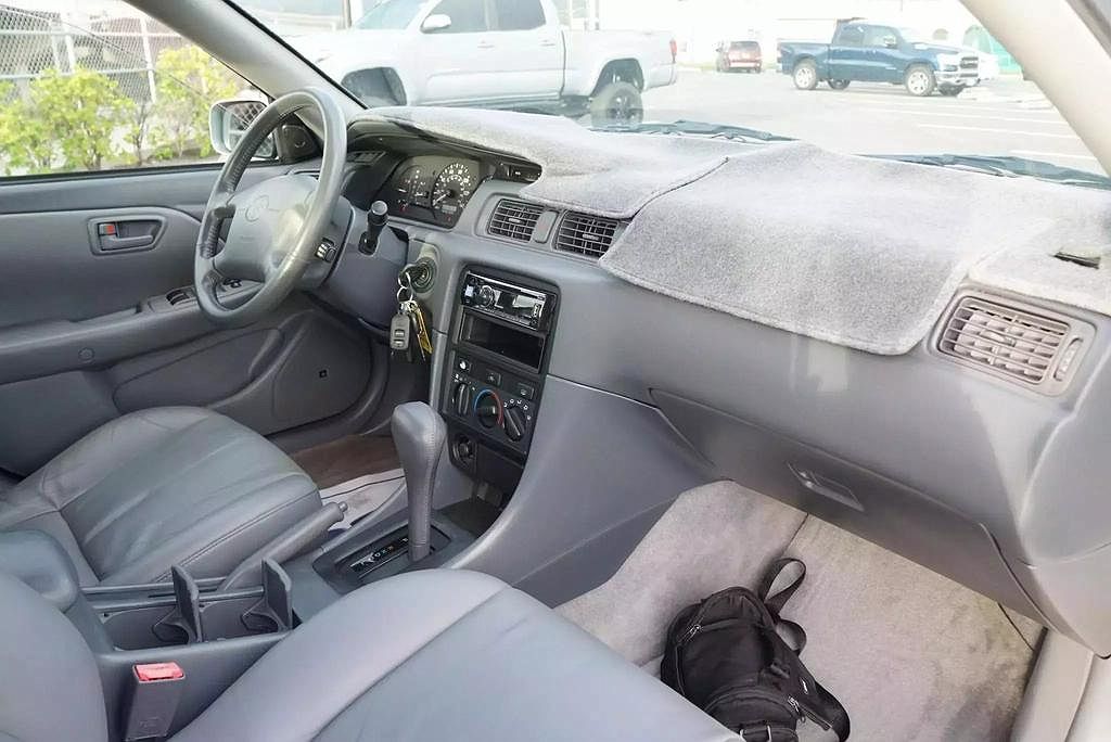2000 Toyota Camry LE image 15