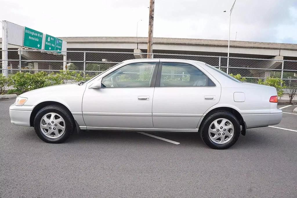 2000 Toyota Camry LE image 1