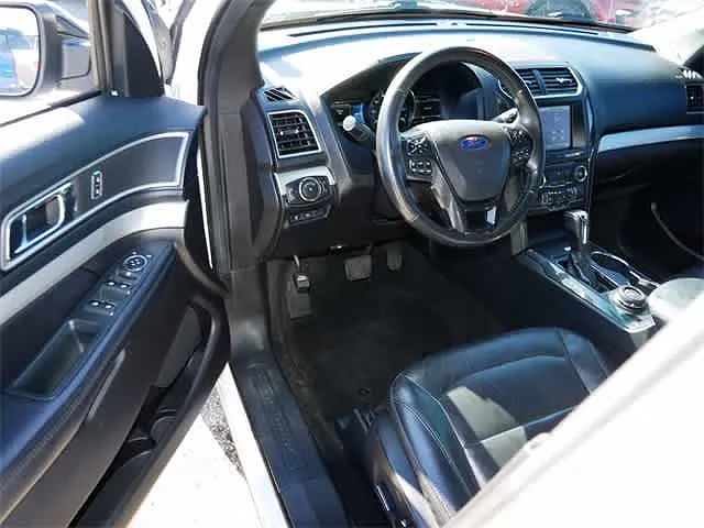 2016 Ford Explorer XLT image 3