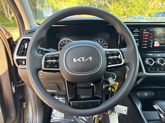 2023 Kia Sorento LX photo 10