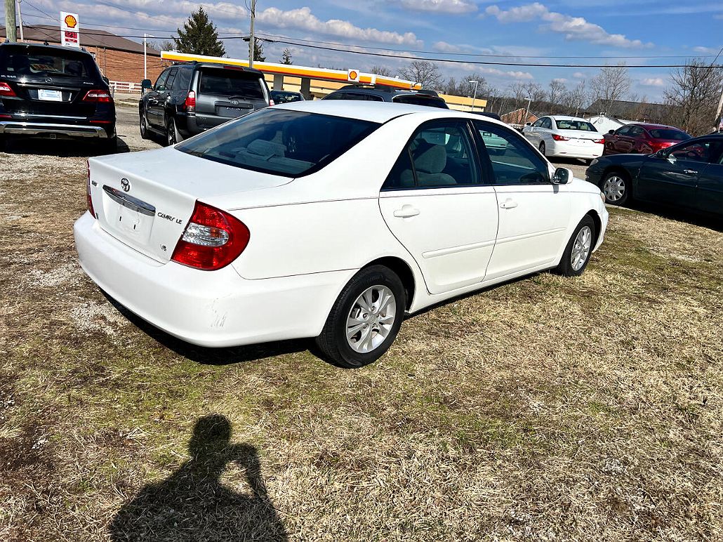 2004 Toyota Camry LE image 1