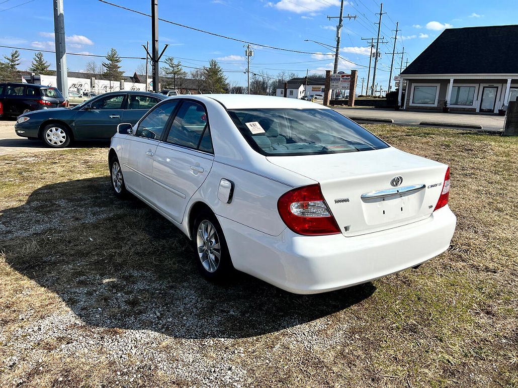 2004 Toyota Camry LE image 3