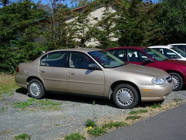 2003 Chevrolet Malibu Base image 2