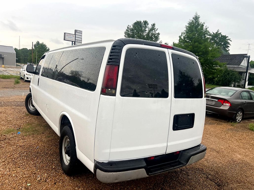 2002 Chevrolet Express 3500 image 3