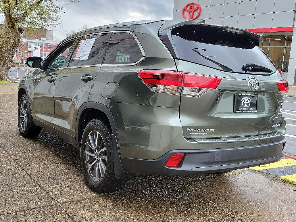 2019 Toyota Highlander XLE image 2