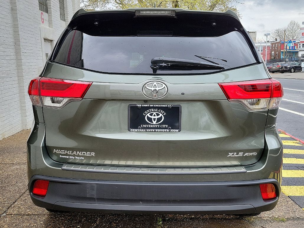 2019 Toyota Highlander XLE image 3