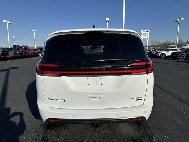 2024 Chrysler Pacifica Limited image 3