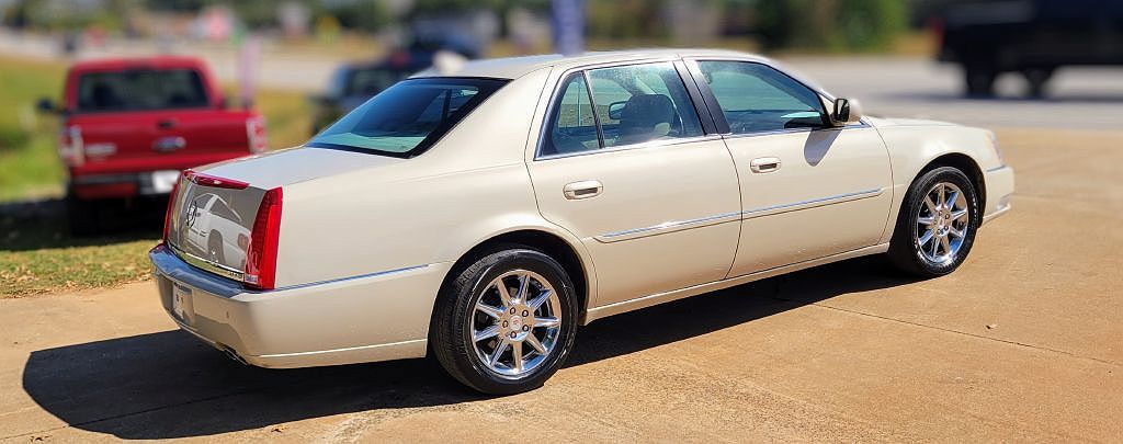 2010 Cadillac DTS Luxury image 3