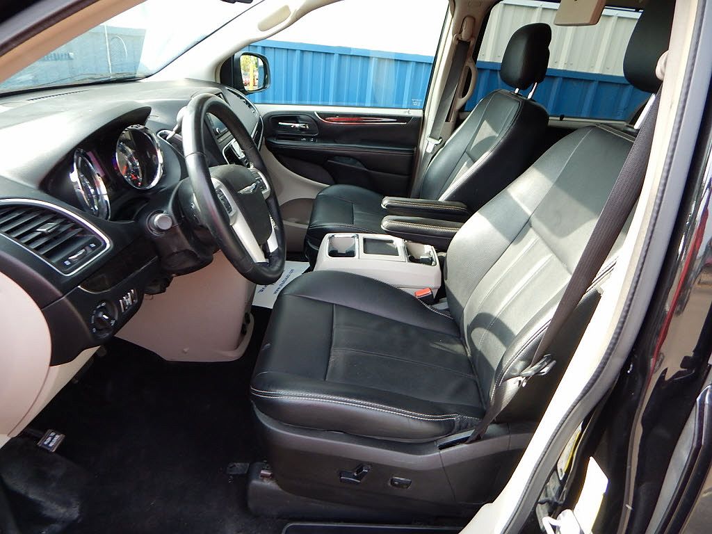2015 Chrysler Town & Country Touring image 5