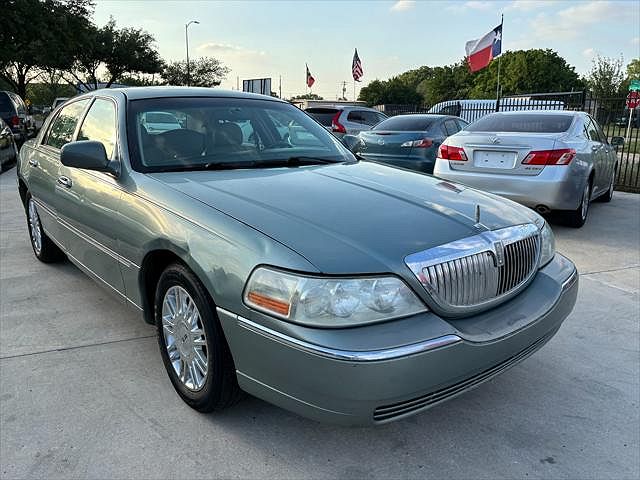 2006 Lincoln Town Car Signature Limited image 0