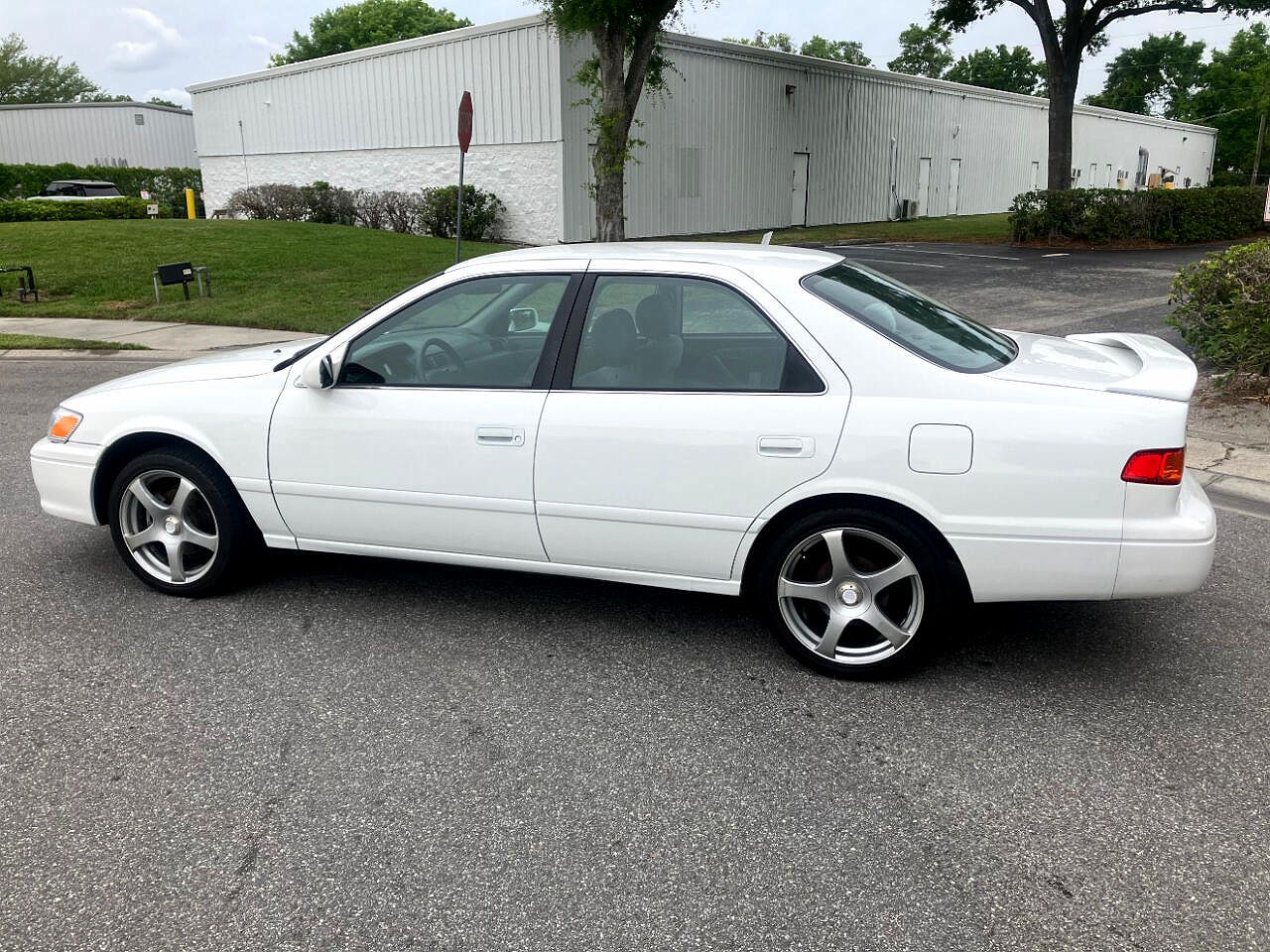 2001 Toyota Camry XLE image 1
