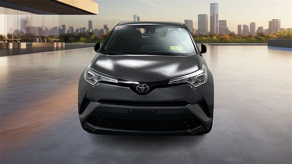 2019 Toyota C-HR XLE image 1