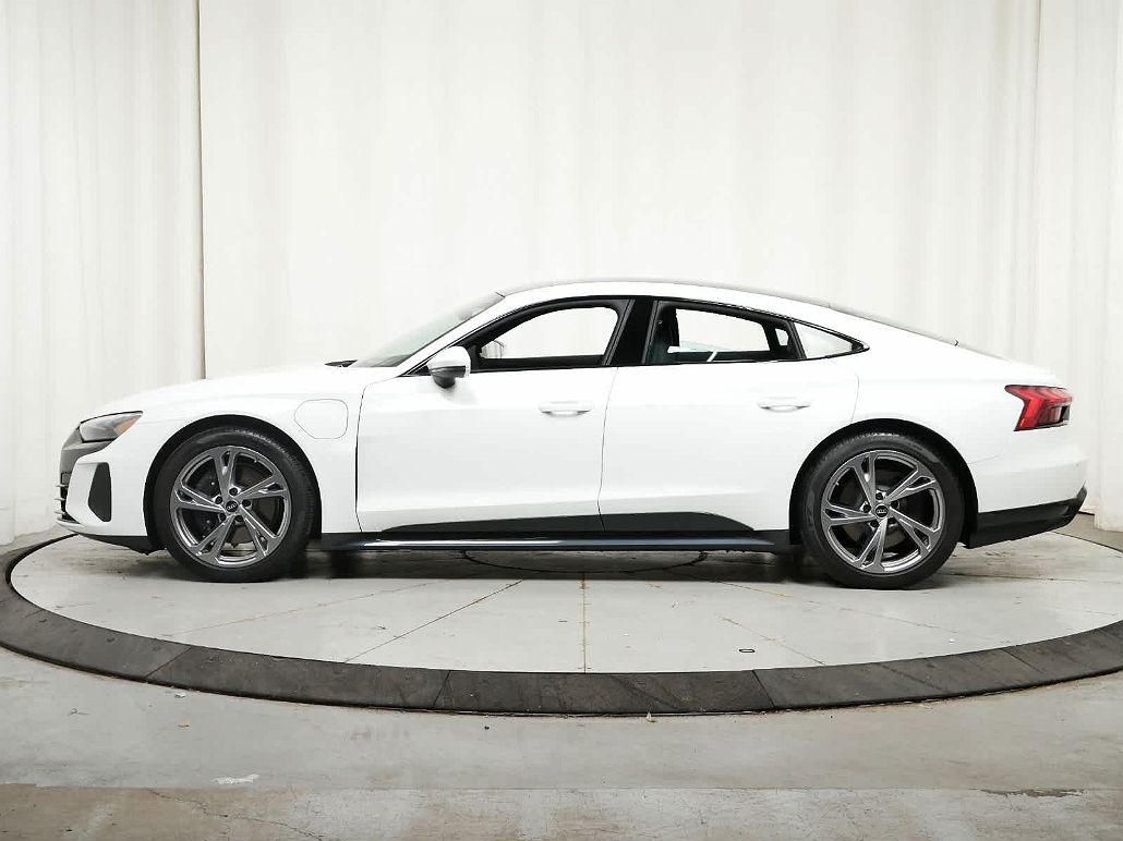 2022 Audi e-tron GT Premium Plus image 2