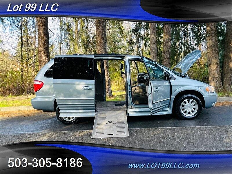 2003 Chrysler Town & Country LXi image 0
