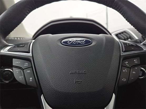 2024 Ford Edge Titanium photo 2