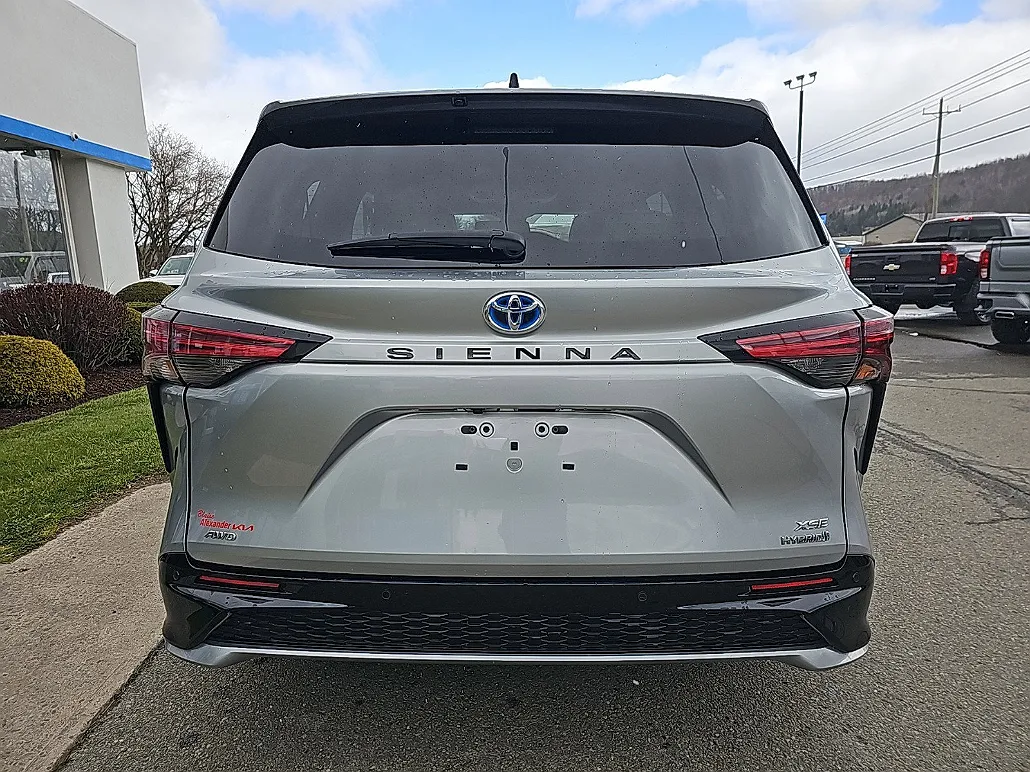 2021 Toyota Sienna XSE image 3