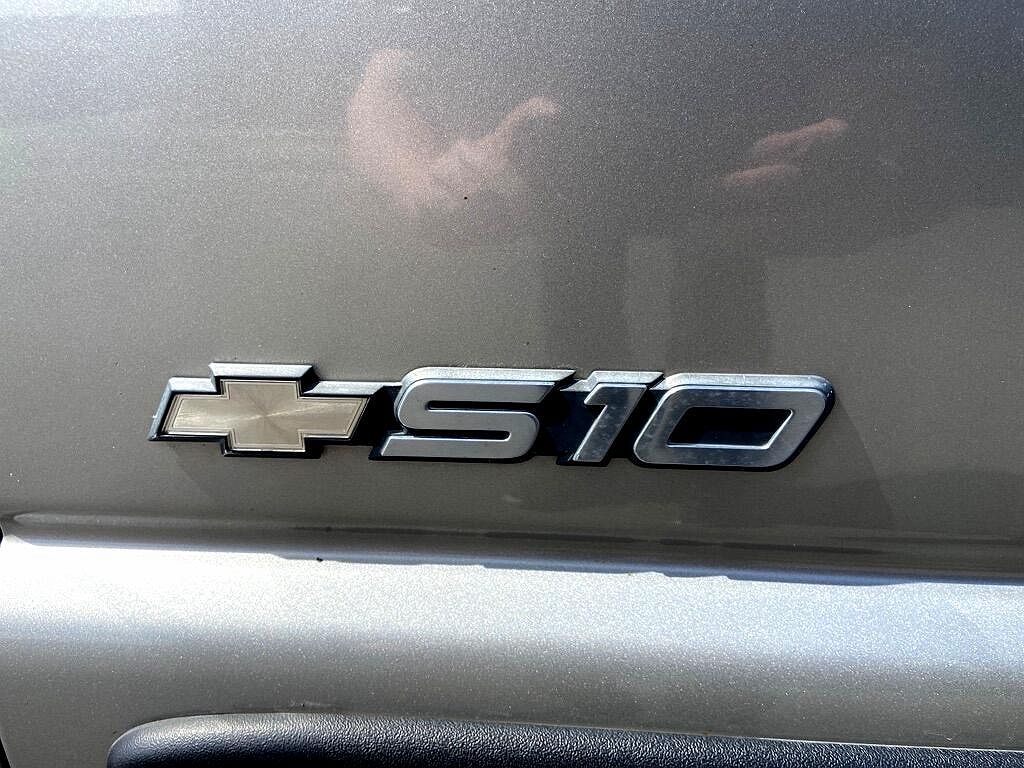 2004 Chevrolet S-10 LS image 17