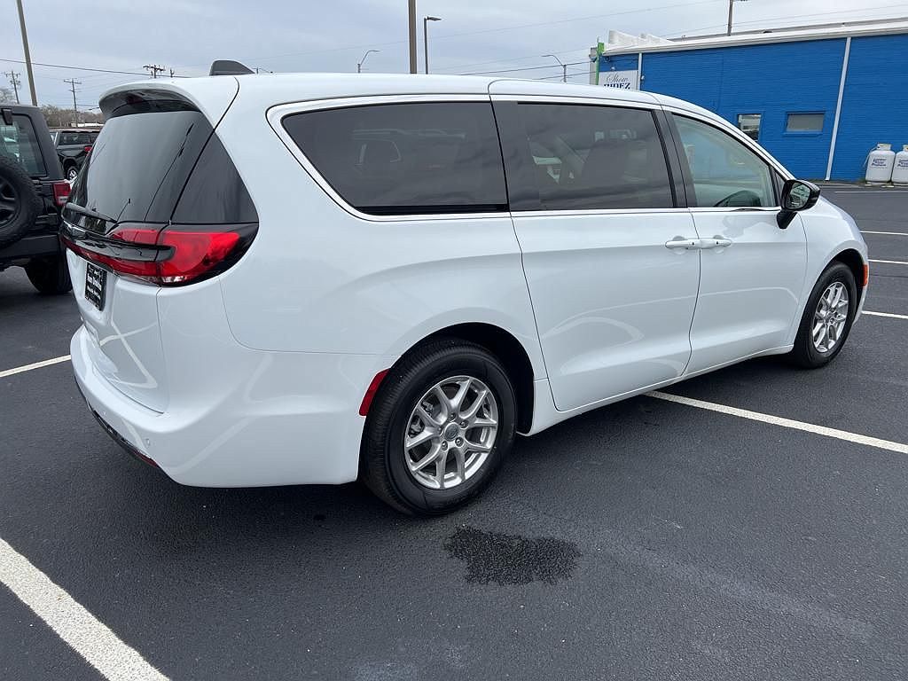 2024 Chrysler Pacifica Touring-L image 2