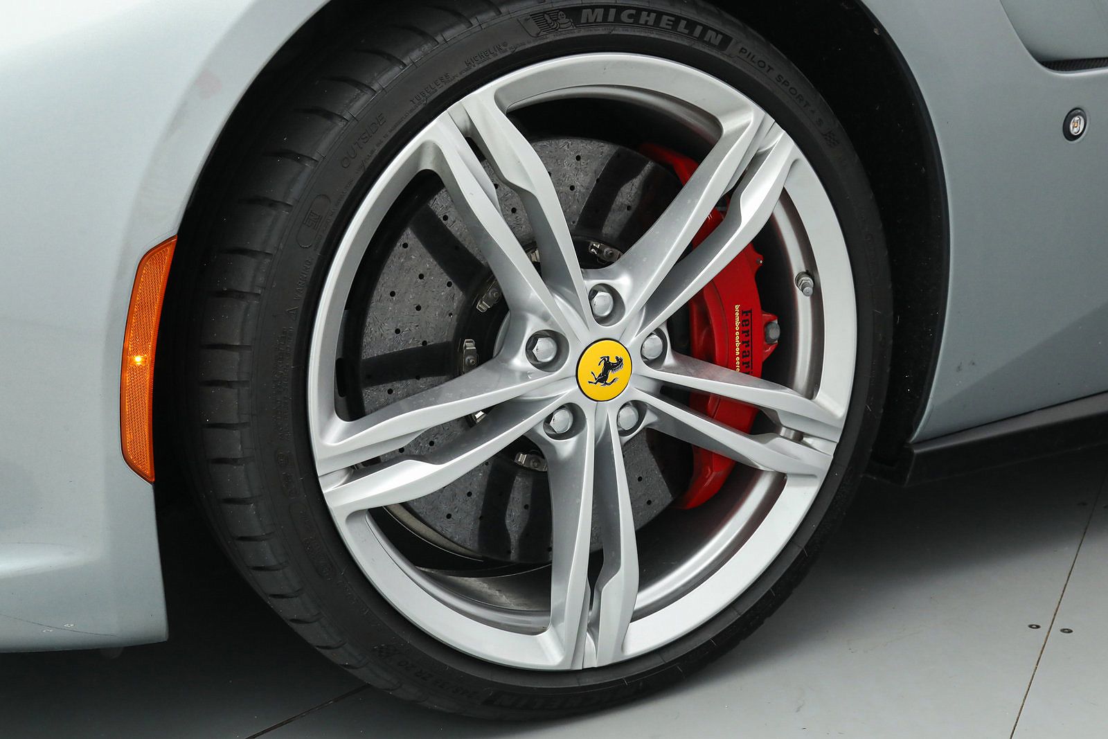 2019 Ferrari GTC4Lusso null image 11