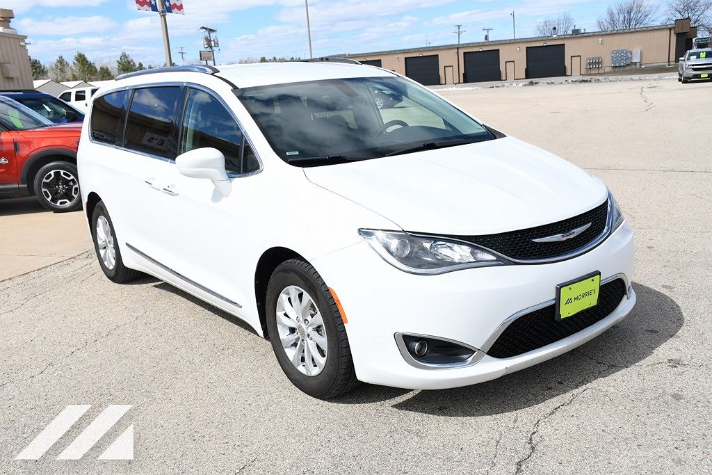 2018 Chrysler Pacifica Touring-L image 2