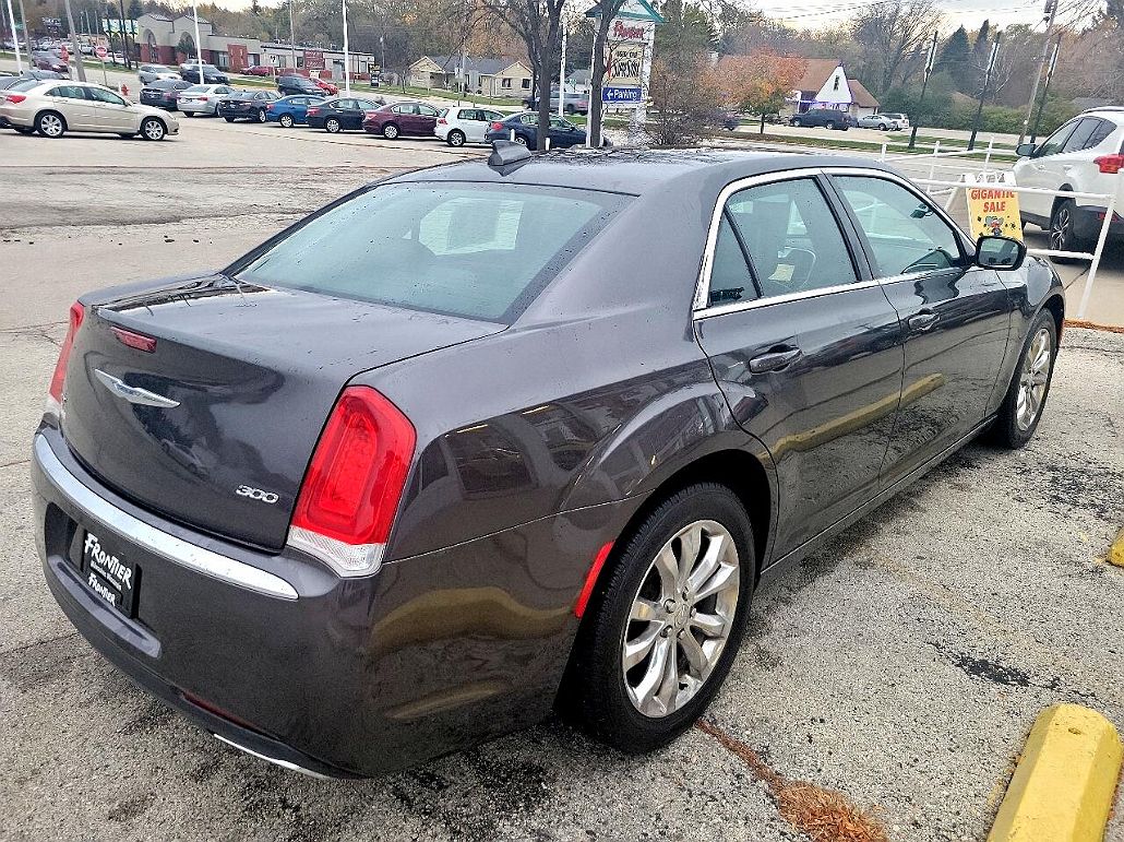 2016 Chrysler 300 Limited Edition image 5